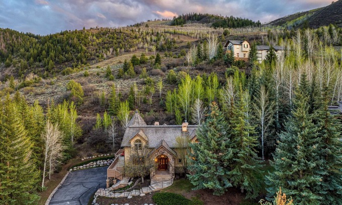 Edwards Cottage | Cozy Edwards Retreat w/Fireplace, Near Ski Resort Osprey Nest by Avantstay