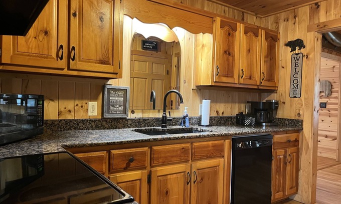 Walnut Mountain Cabin | Cozy Ellijay Getaway w/hot tub