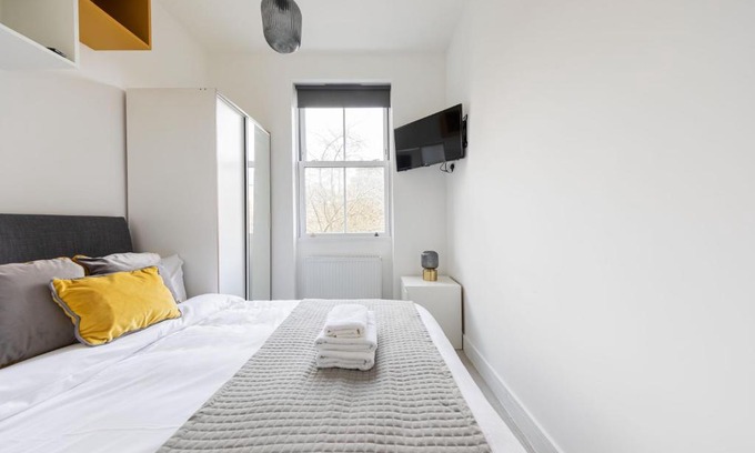 St. George's Apartment | Cozy Ensuite Bedroom for Two near Tufnell Park