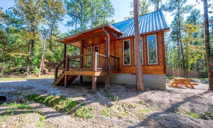 Broken Bow Cabin | Cozy Escape | King Bed | Hot Tub | Fireplaces