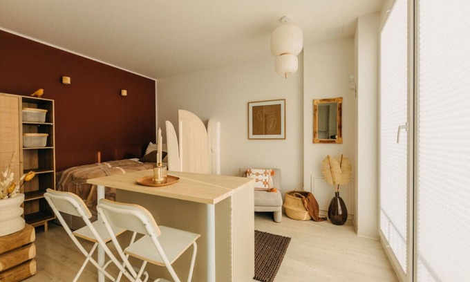 Friedrichstadt Apartment | Cozy Escape | Retro Charm | Bright Design