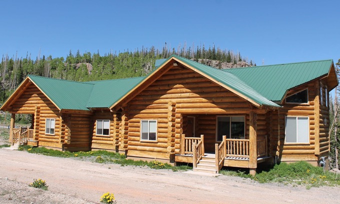 Brian Head Cabin | Cozy, Extra Large, Family Log Cabin