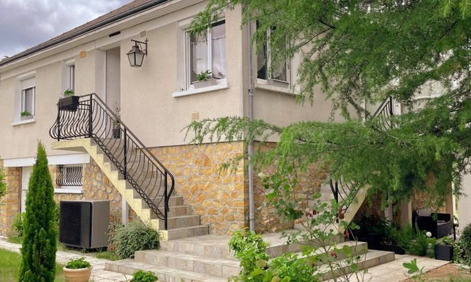Romorantin-Lanthenay Cottage | Cozy Family Cottage in Romorantin: BBQ, Private Garden, Wi-Fi, Near Beauval & Chambord