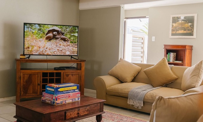Melkbosstrand Cottage | Cozy family and pet friendly beach house - 500 m to the beach!