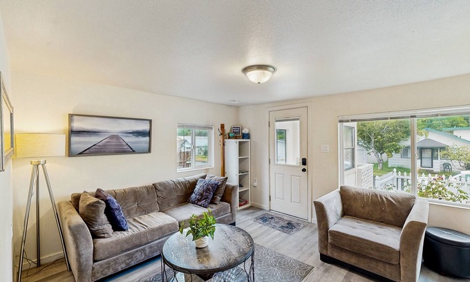 Winchester Bay House | Cozy family beach cottage w/hot tub, deck, WiFi, surfboard-walk to bay, Dogs ok