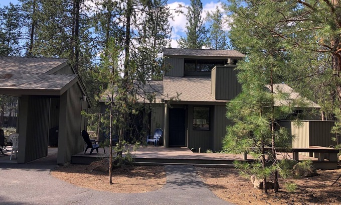 Sunriver House | Cozy Family Cabin with Hot Tub & Loft Space