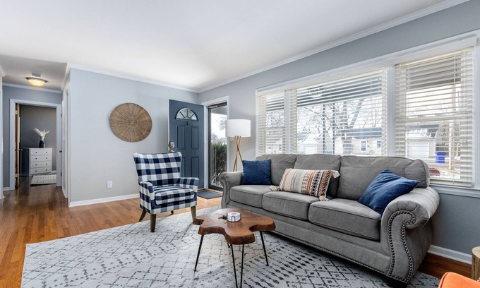 Overland Park House | ~Cozy & Family Friendly Home~ Game Room | Self Check-in | FAST WiFi|
