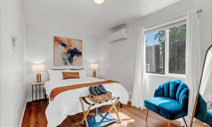 Kaweah House | Cozy Family-friendly 8mi to Sequoia, Full Kitchen, Games, Grill and Big Backyard