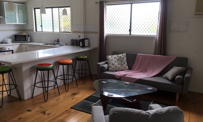 Bundaberg South House | Cozy Family Home Full Aircondition Sleeps 6 Close To Town & Tourist Attractions