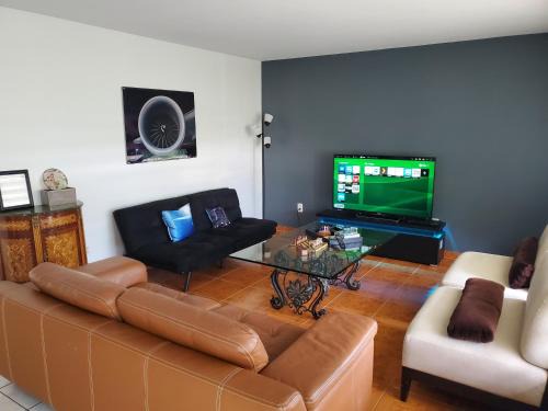 Kendale Lakes House | Cozy family home in quiet area, nice garden views.