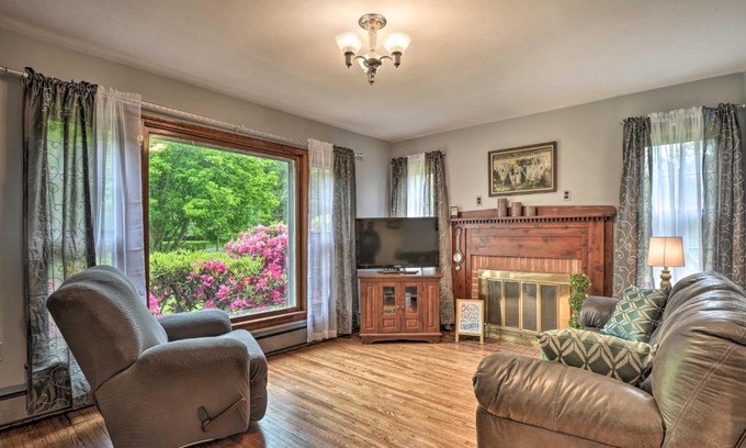 Springfield House | Cozy Family Home with Kayaks, Dock and Fire Pit!