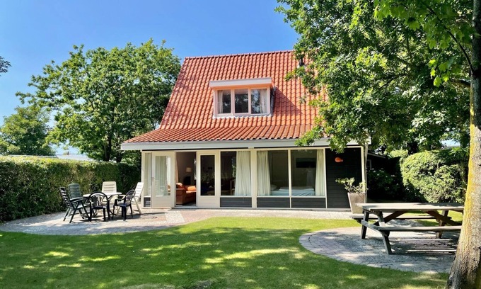 Zoutelande House | Cozy family house, Location near the beach, two bathrooms, trampoline, playhouse, wifi