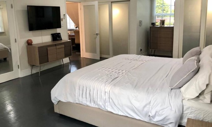 The Flats House | Cozy Family Retreat near Beverly Grove ~ Big Backyard / Central Location