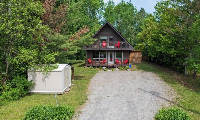 Kearney Cottage | Cozy Family-Sized Cottage in Kearney - Hot Tub & Sauna 3 Min walk to Perry Lake