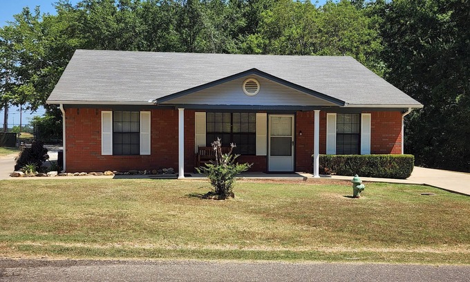 Idabel Cottage | Cozy Family-Sized Cottage - Ideal base to explore Idabel, Broken Bow, Hochatown