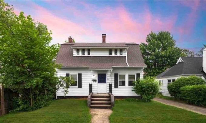 Fairview Park House | Cozy farmhouse style home walkable to restaurants