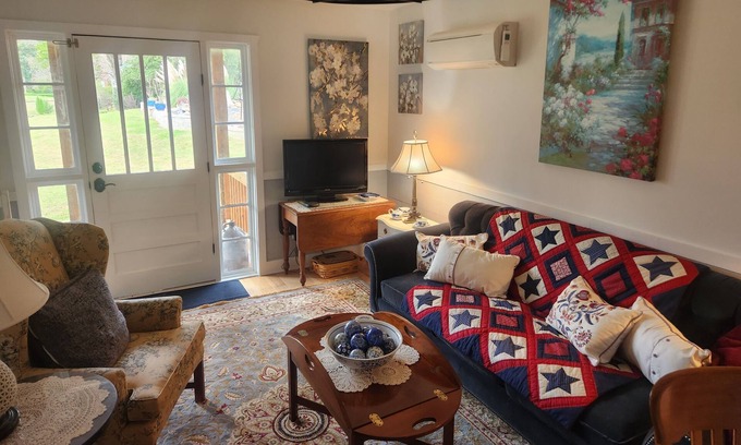 Warrenton Other | Cozy farmhouse with kitchenette, pool & bbq in historic downtown Warrenton NC.
