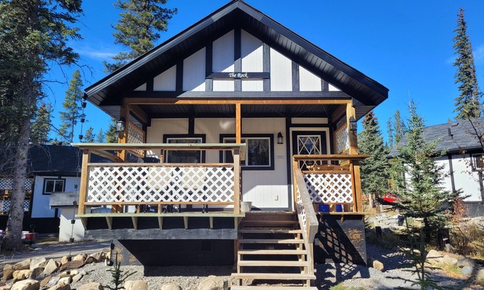 Nordegg Cabin | Cozy Fireside Cottage - The Rock