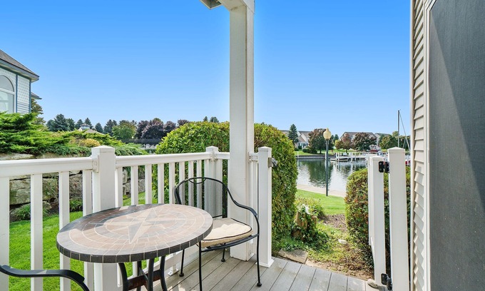 Manistee Condo | Cozy First Floor Condo on the Harbor