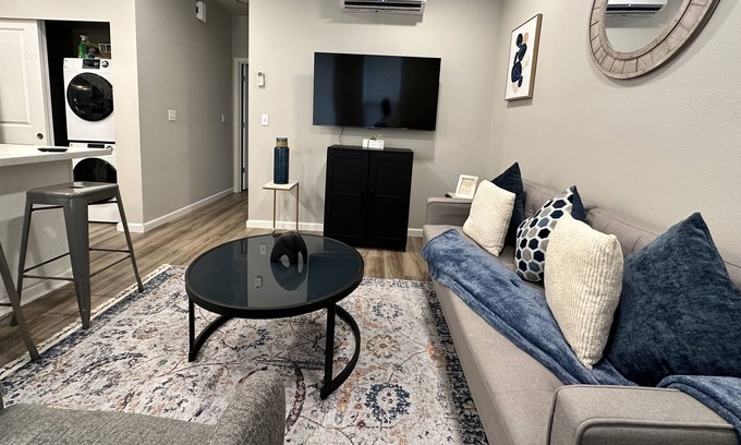 Eastside House | Cozy first floor Townhouse near Tacoma Dome