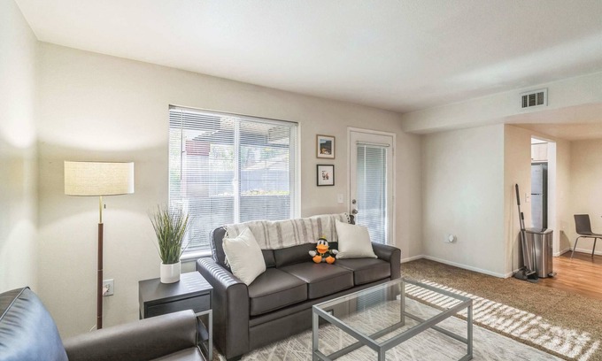 Harlow Apartment | Cozy Flat Near Autzen + 2 Miles to Downtown!