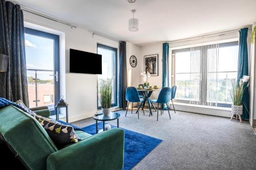 George Green Apartment | Cozy Flat near Heathrow - Balcony & Free Parking