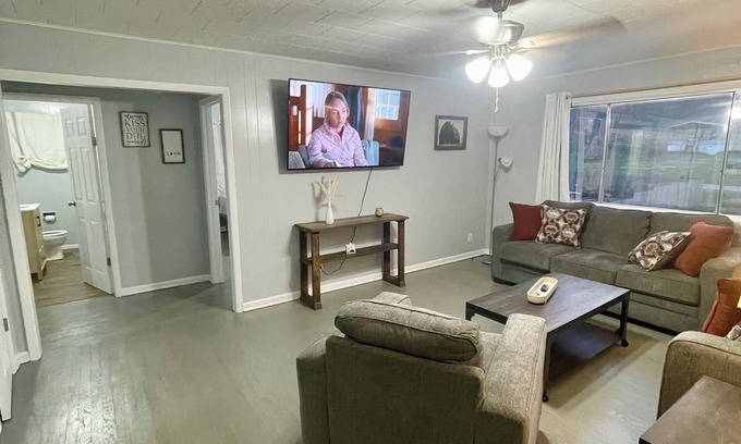 Westwood House | Cozy Fonzie Flat