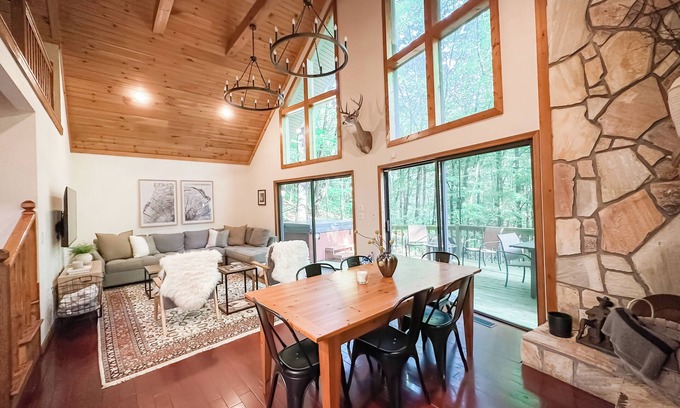 Ellijay Cabin | Cozy Forest Cabin with HOT TUB!
