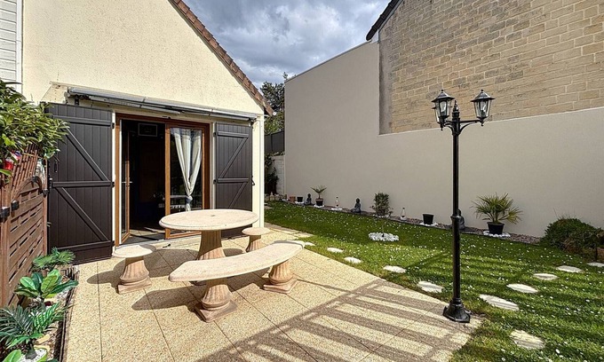 Merville-Franceville-Plage Apartment | Cozy Duplex for 4 with Garden, 400m from Merville-Franceville Beach