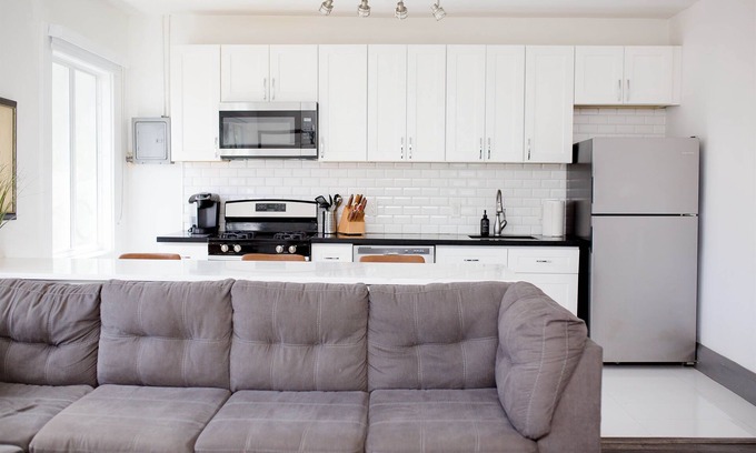 Sailboat Bend Apartment | Cozy - full kitchen & 10ft island - 1.2G Wifi