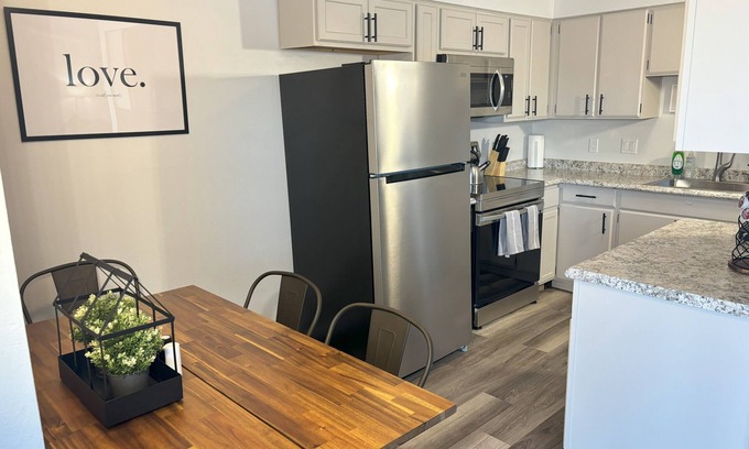 Granite City Apartment | Cozy Fully Remodeled Elegant 2 BR Apartment Near Giant Park!