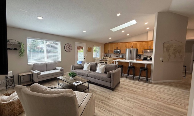 Springfield House | Cozy Getaway for Work & Play-Game Room-Walk to Hospital-Close to Hayward-Autzen