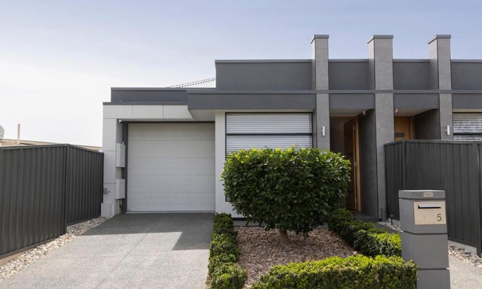 Christies Beach House | Cozy Getaway, King Bed with TV, NBN, Netflix, Nespresso