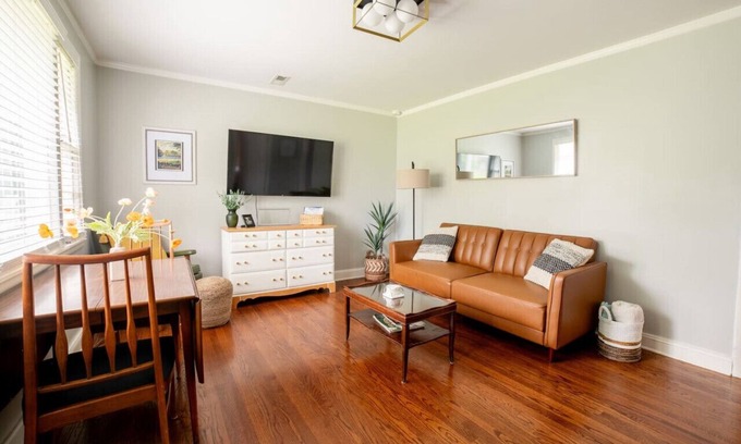 Urbandale Nations House | Cozy Getaway|Mins to Downtown, Broadway & Airport