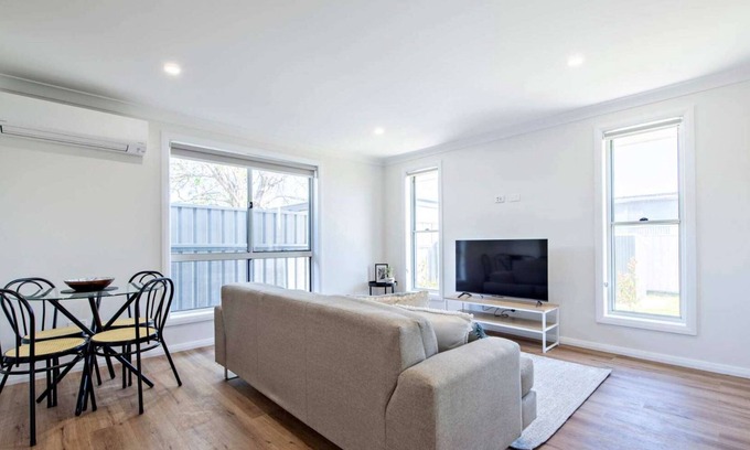 Dubbo House | Cozy Getaway - Modern, Garden View