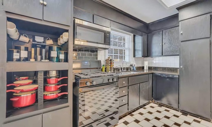 Midtown House | Cozy, Group and Family-Friendly 4-bedroom house in Savannah