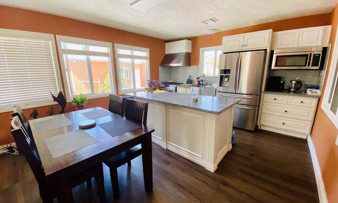Ontario Apartment | Cozy guest house W/private entrance 10min to ONT