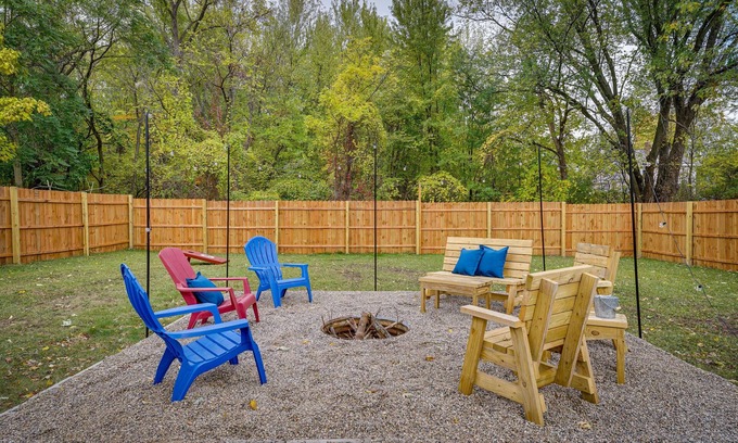 Hart House | Cozy Hart Getaway w/Fire Pit < 1 Mi to Lake!