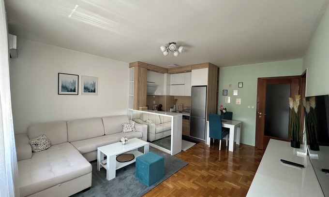 East Sarajevo Apartment | “Cozy Haven & Chic Urban Oasis”