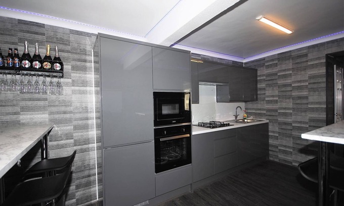 Woodingdean House | Cozy Hideaway With Hot Tub & Sauna Sleeps 7