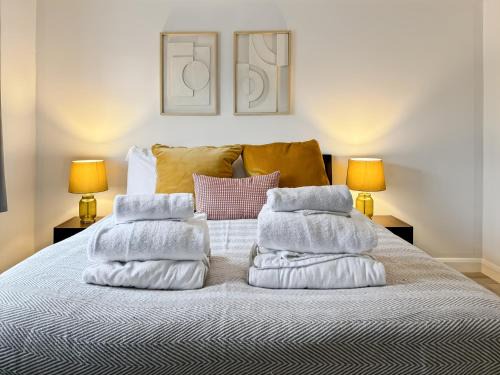 Woodingdean House | Cozy Hideaway With Hot Tub Sauna Sleeps 7