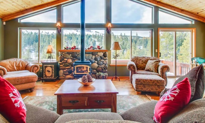 Truckee House | Cozy hillside getaway with space for whole family - in the heart of Tahoe Donner