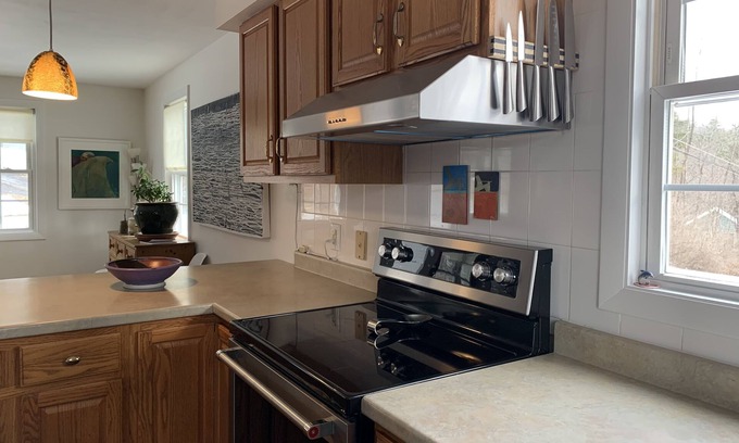 Montpelier Cottage | Cozy hilltop cottage w free EV charger near downtown, Hubbard Park & ski resorts