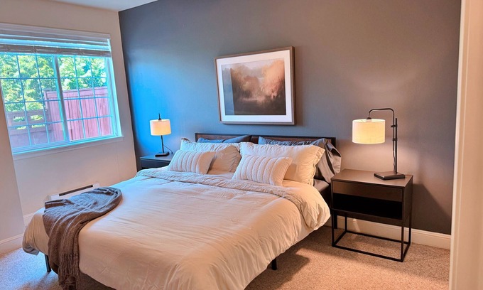 Renton Condo | Cozy Hilltop Haven 2BR 2BA! Gated Community, Minutes to HWY, Shopping, & Parks