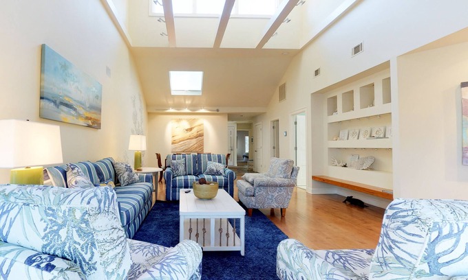 Beach Lagoon Condo | Cozy Hilton Head townhome with shared pools within a short distance of beaches