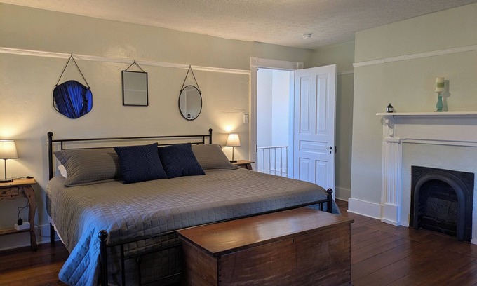 Daniels Hill House | Cozy Historic 2 Bed/2 Bath 1 mile to Downtown in Daniels Hill w/Creek Views