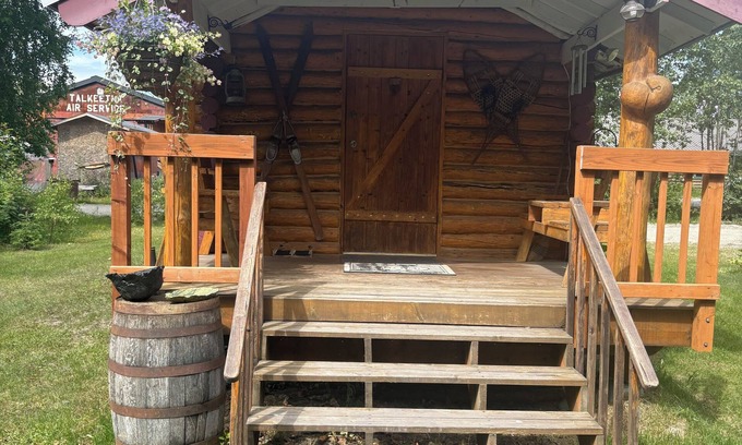 Talkeetna Cabin | Cozy historic log cabin in downtown Talkeetna with WiFi