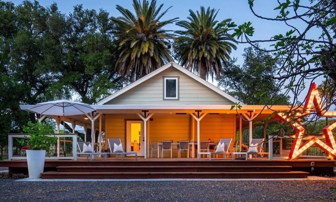Geyserville Cottage | Cozy Historical Guesthouse in Anderson Valley Vineyards