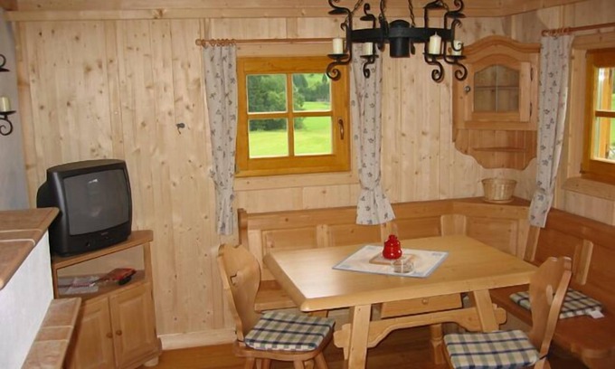 Lassing Apartment | Cozy holiday home with a tiled stove