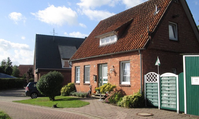 Drochtersen House | Cozy holiday home near the Elbe island of Krautsand for up to five people.